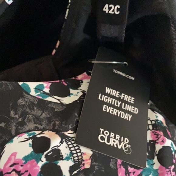 NWT TORRID DAY OF THE DEAD  Skull Wirefree 360 Smoothing Bra☠️💜💀🩷 - Picture 7 of 10